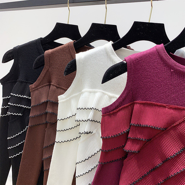 Γυναικείο Slim πλεκτό πουλόβερ με γυμνό ώμους και βολάν σε καφέ, μαύρο, μοβ και λευκό χρώμα