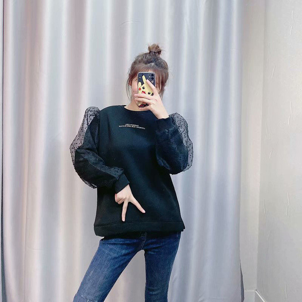 Bluză de damă modernă cu inscripție și mâneci cu tul negru