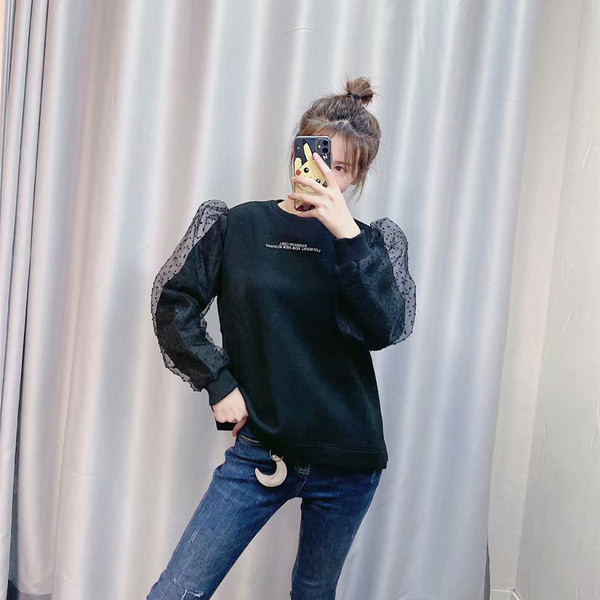 Bluză de damă modernă cu inscripție și mâneci cu tul negru