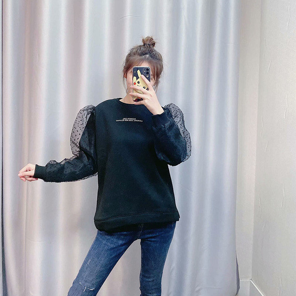 Bluză de damă modernă cu inscripție și mâneci cu tul negru