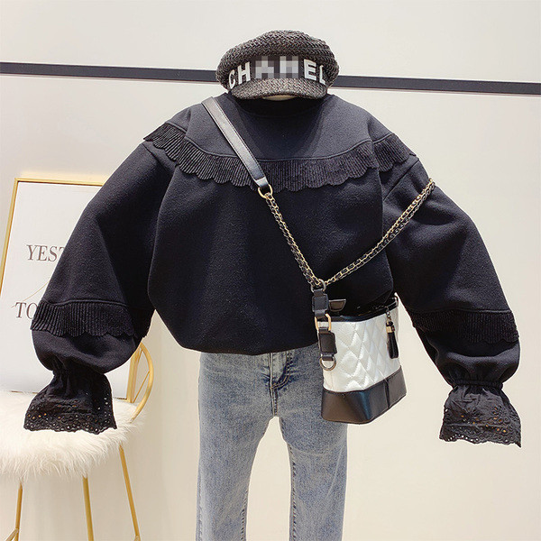 Γυναικεία χειμερινή  μπλούζα με μαλακή επένδυση και δαντέλα σε μαύρο και μπεζ χρώμα