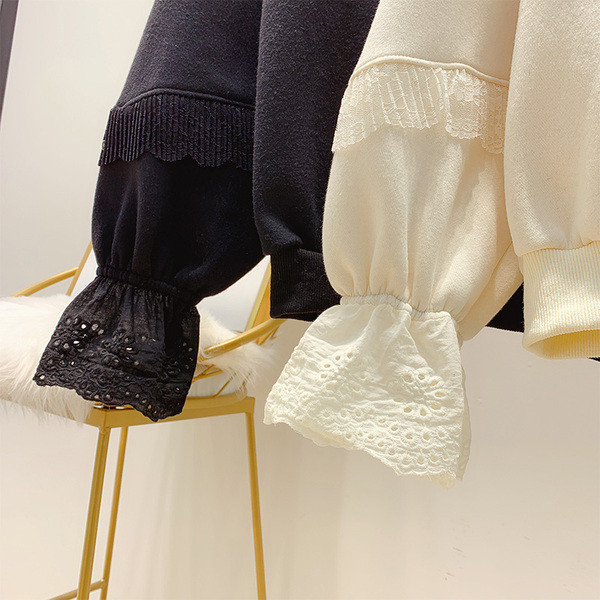 Γυναικεία χειμερινή  μπλούζα με μαλακή επένδυση και δαντέλα σε μαύρο και μπεζ χρώμα