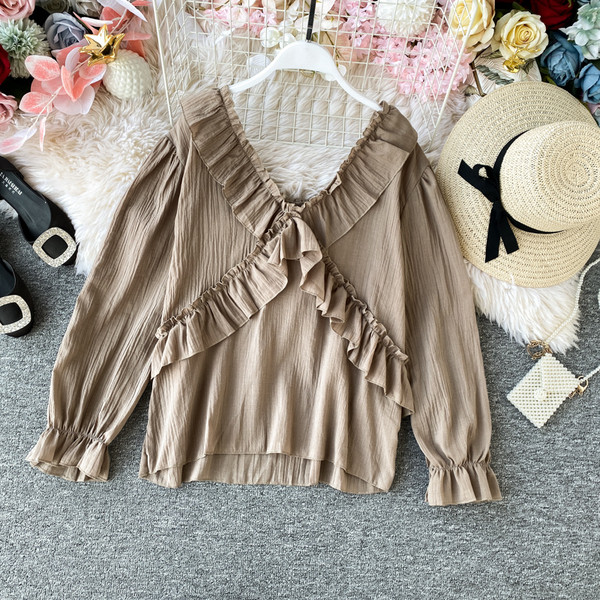 Κομψό γυναικείο πουκάμισο με λαιμόκοψη και μακριά μανίκια σε λευκό και καφέ χρώμα