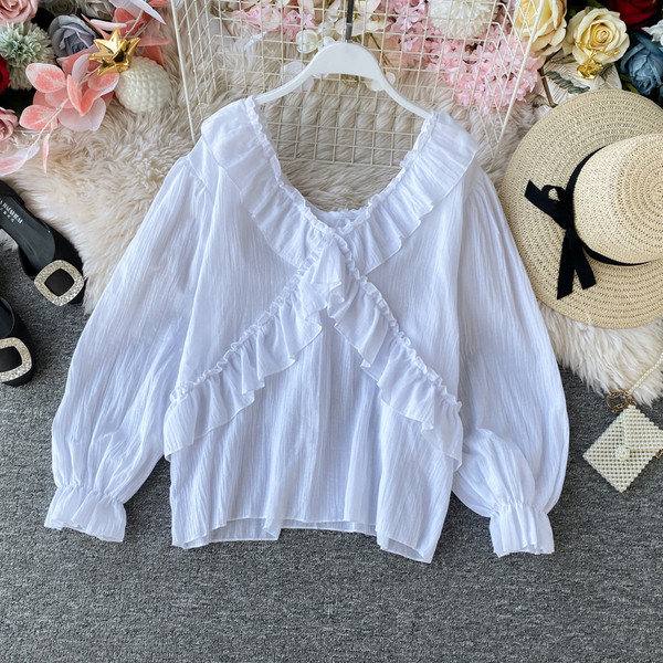 Κομψό γυναικείο πουκάμισο με λαιμόκοψη και μακριά μανίκια σε λευκό και καφέ χρώμα