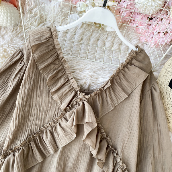 Κομψό γυναικείο πουκάμισο με λαιμόκοψη και μακριά μανίκια σε λευκό και καφέ χρώμα