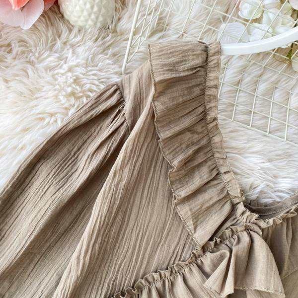 Κομψό γυναικείο πουκάμισο με λαιμόκοψη και μακριά μανίκια σε λευκό και καφέ χρώμα