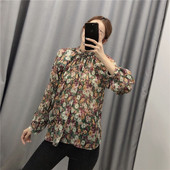 Γυναικεία μπλούζα σιφόν με λαιμόκοψη και floral σχέδιο