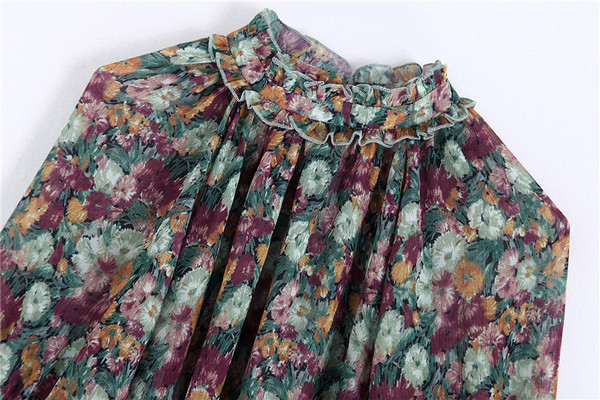 Γυναικεία μπλούζα σιφόν με λαιμόκοψη και floral σχέδιο