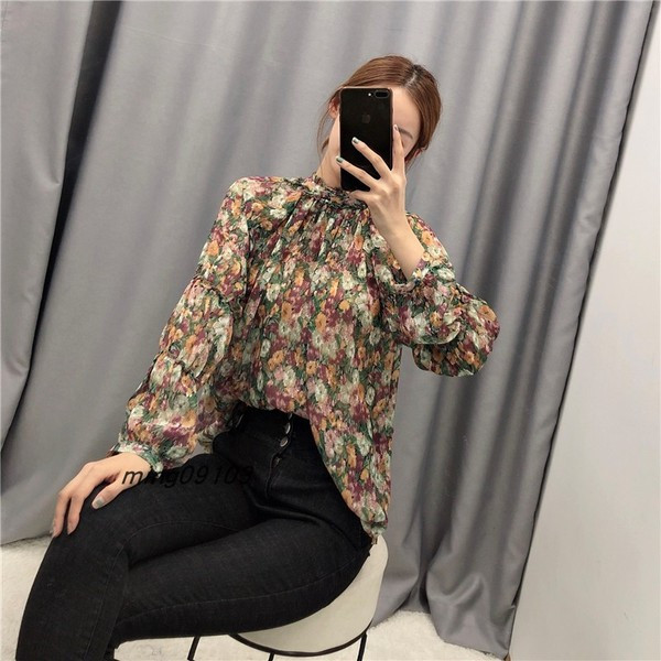 Γυναικεία μπλούζα σιφόν με λαιμόκοψη και floral σχέδιο