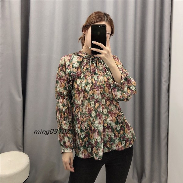 Γυναικεία μπλούζα σιφόν με λαιμόκοψη και floral σχέδιο