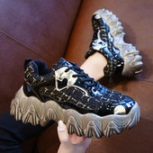 Αθλητικά casual γυναικεία παπούτσια με κορδόνια και σκληρή σόλα με μαύρο χρώμα