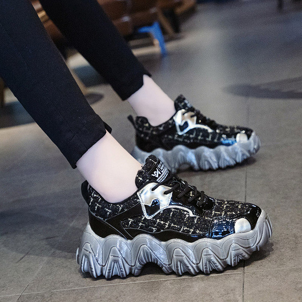 Αθλητικά casual γυναικεία παπούτσια με κορδόνια και σκληρή σόλα με μαύρο χρώμα