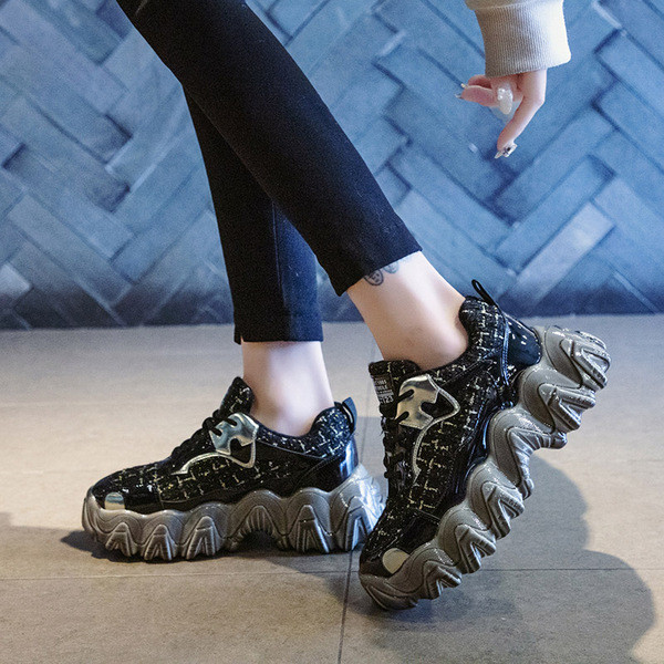 Αθλητικά casual γυναικεία παπούτσια με κορδόνια και σκληρή σόλα με μαύρο χρώμα