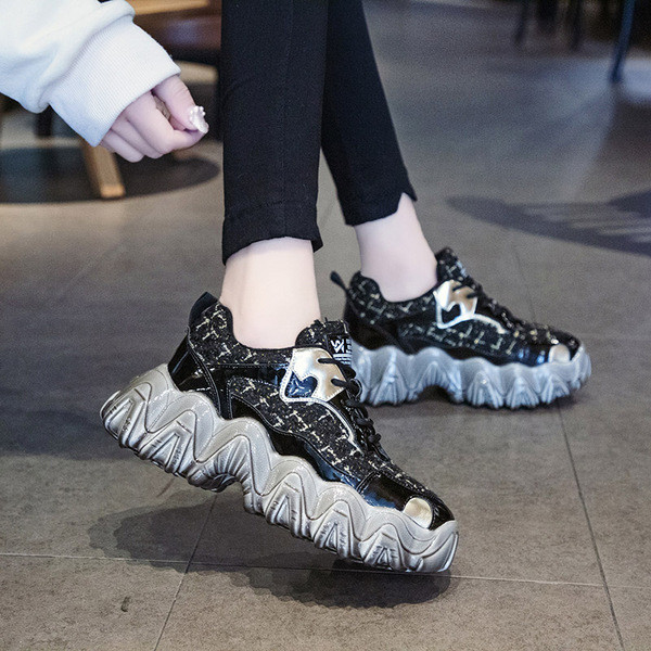 Αθλητικά casual γυναικεία παπούτσια με κορδόνια και σκληρή σόλα με μαύρο χρώμα