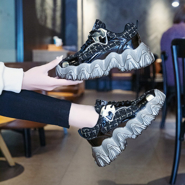 Αθλητικά casual γυναικεία παπούτσια με κορδόνια και σκληρή σόλα με μαύρο χρώμα