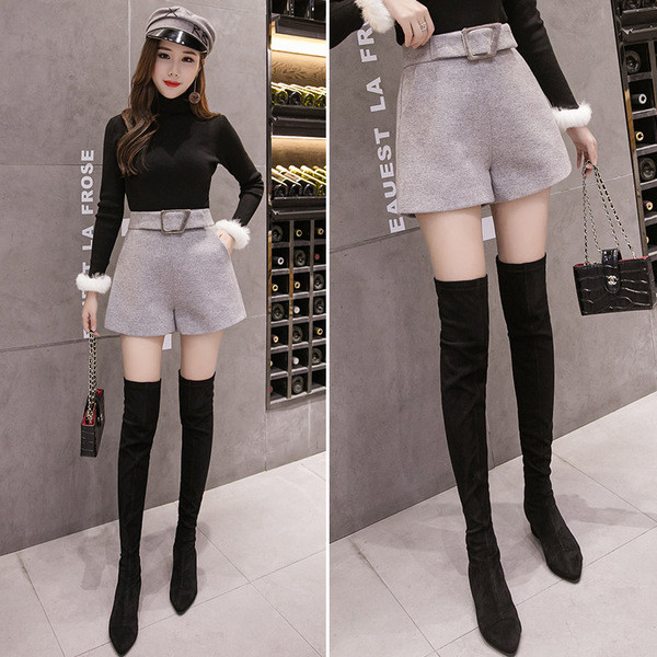 Νέο μοντέλο σορτς γυναικεία  με τσέπες και ζώνη σε γκρι και μαύρο χρώμα