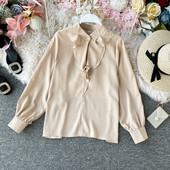 Μοντέρνο γυναικείο πουκάμισο με βολάν και μακριά μανίκια σε λευκό, μαύρο και μπεζ χρώμα