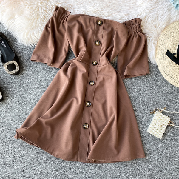 Μοντέρνο γυναικείο φόρεμα με γυμνούς ώμους και κοντά μανίκια σε πράσινο, μπλε, κόκκινο, καφέ και μαύρο χρώμα