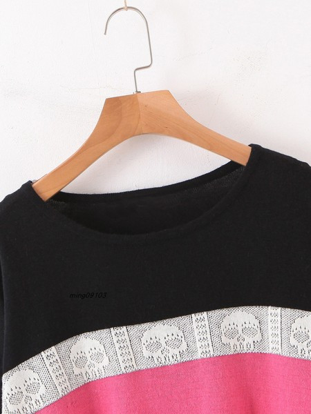 Pulover casual de dama in dungi cu decolteu oval de culoare neagra si aplicatie