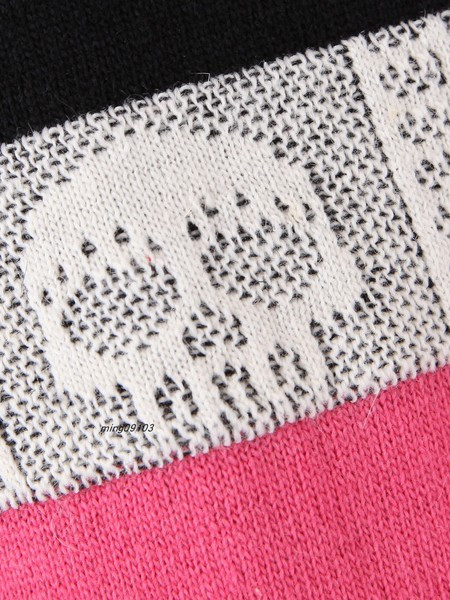 Pulover casual de dama in dungi cu decolteu oval de culoare neagra si aplicatie