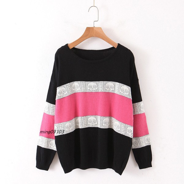 Pulover casual de dama in dungi cu decolteu oval de culoare neagra si aplicatie