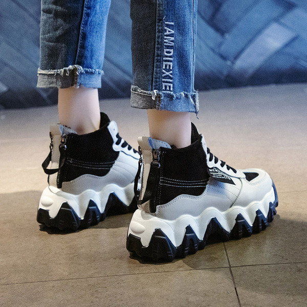 Magas női tornacipő durva talppal, szürke és fekete színben