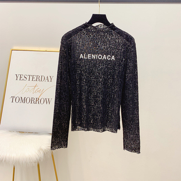 Γυναικεία μπλούζα με κολάρο και γράμματα σε μαύρο χρώμα