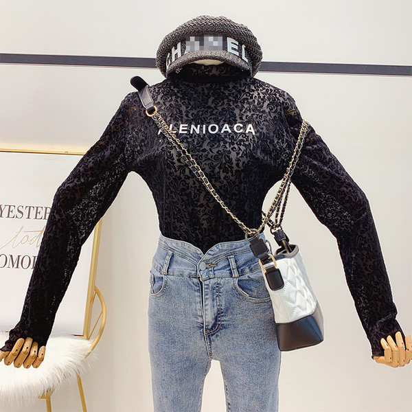 Γυναικεία μπλούζα με κολάρο και γράμματα σε μαύρο χρώμα