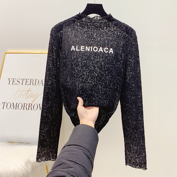 Γυναικεία μπλούζα με κολάρο και γράμματα σε μαύρο χρώμα