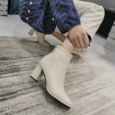 Μοντέρνες γυναικείες έκο δερμάτινες μπότες και απαλή επένδυση σε μαύρο και άσπρο χρώμα