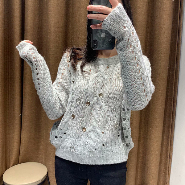 Μοντέρνο φθινόπωρο-χειμωνιάτικο πουλόβερ με μεταλλικά στοιχεία σε γκρι χρώμα