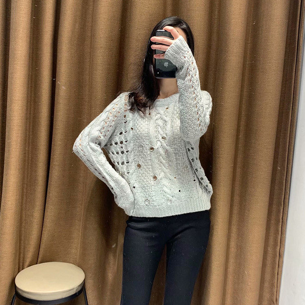 Μοντέρνο φθινόπωρο-χειμωνιάτικο πουλόβερ με μεταλλικά στοιχεία σε γκρι χρώμα