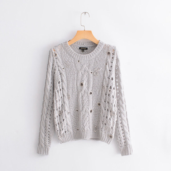 Μοντέρνο φθινόπωρο-χειμωνιάτικο πουλόβερ με μεταλλικά στοιχεία σε γκρι χρώμα