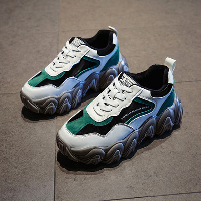 Μοντέρνα γυναικεία αθλητικά παπούτσια με μια σκληρή σόλα και κορδόνια σε πράσινο και γκρι χρώμα