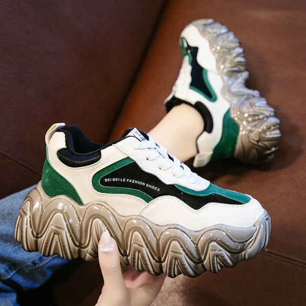 Μοντέρνα γυναικεία αθλητικά παπούτσια με μια σκληρή σόλα και κορδόνια σε πράσινο και γκρι χρώμα