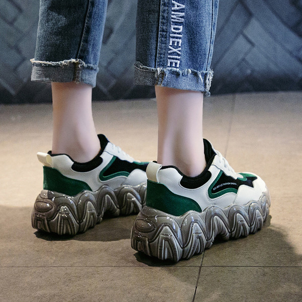 Μοντέρνα γυναικεία αθλητικά παπούτσια με μια σκληρή σόλα και κορδόνια σε πράσινο και γκρι χρώμα