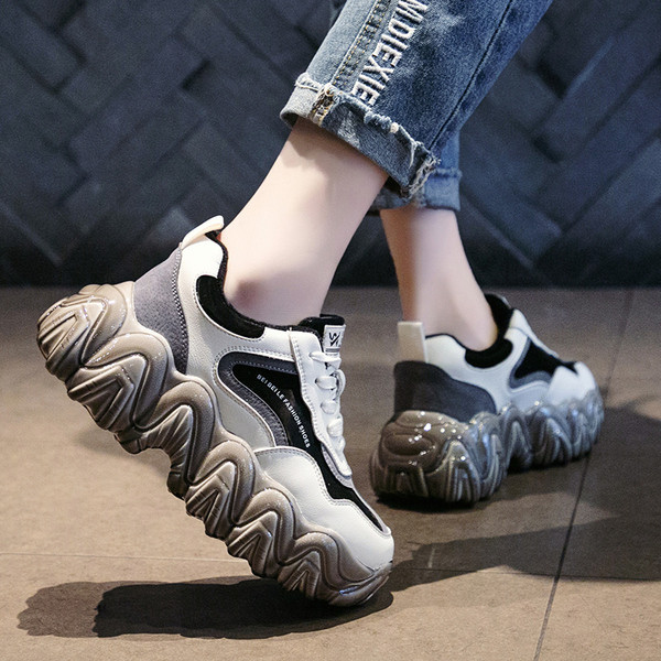 Μοντέρνα γυναικεία αθλητικά παπούτσια με μια σκληρή σόλα και κορδόνια σε πράσινο και γκρι χρώμα