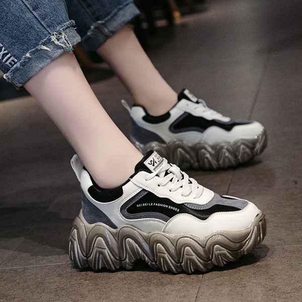 Μοντέρνα γυναικεία αθλητικά παπούτσια με μια σκληρή σόλα και κορδόνια σε πράσινο και γκρι χρώμα