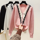 Vékony kötésből készült női kardigán gombokkal és csipkével fekete, rózsaszín és fehér színben