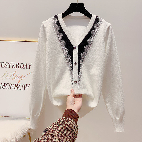 Vékony kötésből készült női kardigán gombokkal és csipkével fekete, rózsaszín és fehér színben