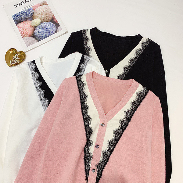 Vékony kötésből készült női kardigán gombokkal és csipkével fekete, rózsaszín és fehér színben