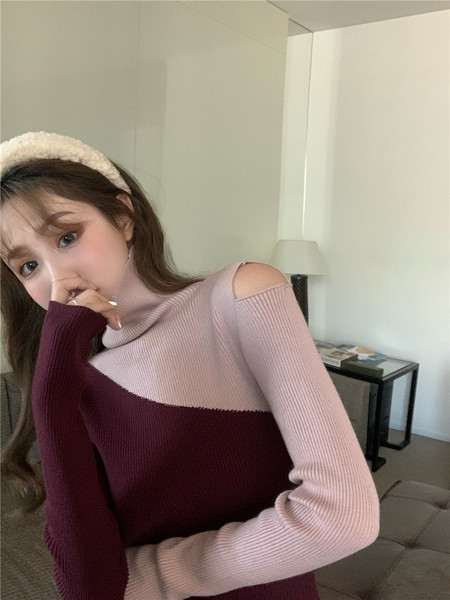 Καθημερινό  γυναικείο πουλόβερ σε δύο χρώματα με κολάρο και γυμνό ώμο