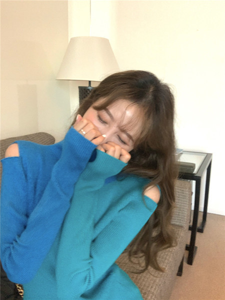 Καθημερινό  γυναικείο πουλόβερ σε δύο χρώματα με κολάρο και γυμνό ώμο