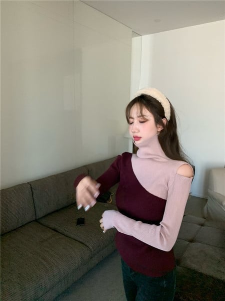 Καθημερινό  γυναικείο πουλόβερ σε δύο χρώματα με κολάρο και γυμνό ώμο