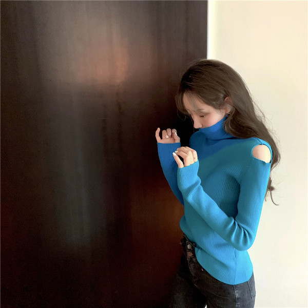 Καθημερινό  γυναικείο πουλόβερ σε δύο χρώματα με κολάρο και γυμνό ώμο