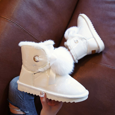 Μοντέρνες γυναικείες μπότες με γυαλιστερό αποτέλεσμα και μαλακή επένδυση σε ασήμι, μαύρο και άσπρο χρώμα