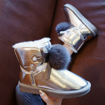 Μοντέρνες γυναικείες μπότες με γυαλιστερό αποτέλεσμα και μαλακή επένδυση σε ασήμι, μαύρο και άσπρο χρώμα