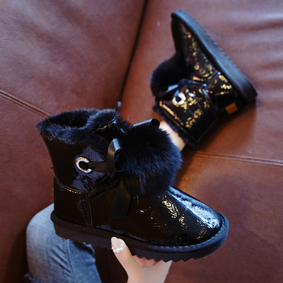 Μοντέρνες γυναικείες μπότες με γυαλιστερό αποτέλεσμα και μαλακή επένδυση σε ασήμι, μαύρο και άσπρο χρώμα