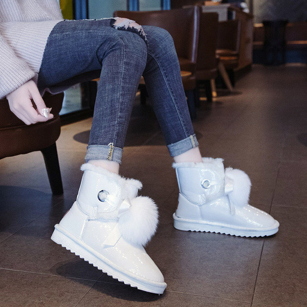 Μοντέρνες γυναικείες μπότες με γυαλιστερό αποτέλεσμα και μαλακή επένδυση σε ασήμι, μαύρο και άσπρο χρώμα