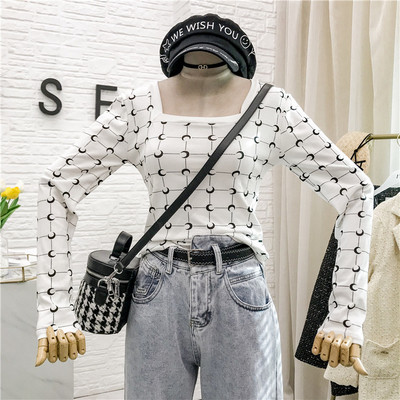 Bluză de damă modernă cu decolteu pătrat în alb și negru